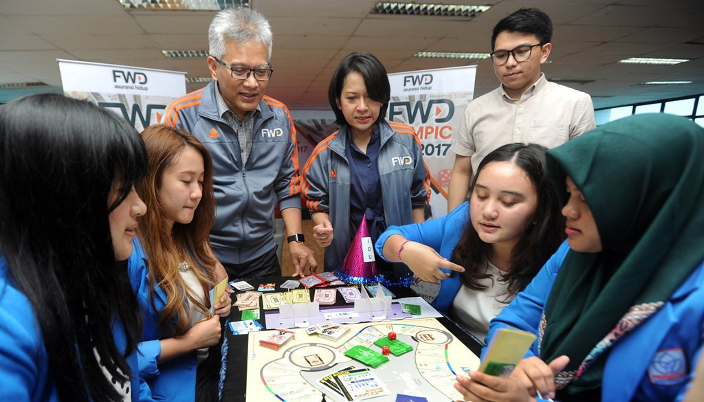 Mahasiswa President University bermain board game pada FWD Olympic, di Cikarang, ANT/Audy Alwi.