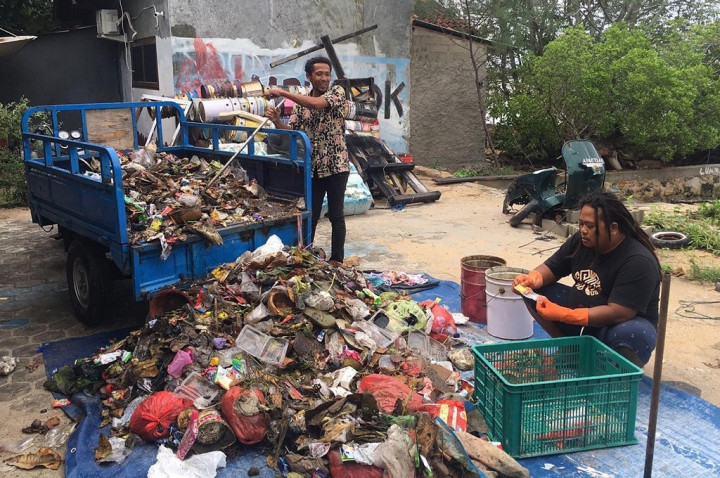 Di Karimunjawa, Sampah Plastik Diolah Jadi Solar