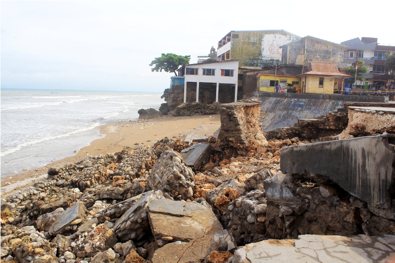  Pesisir Pantai  Kupang Porak Poranda Dihantam Gelombang 