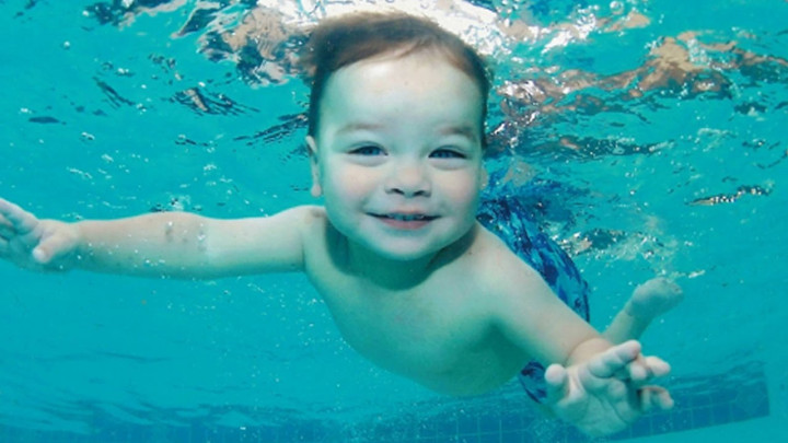 Hal yang Perlu Diperhatikan Sebelum Mengajak Bayi Berenang