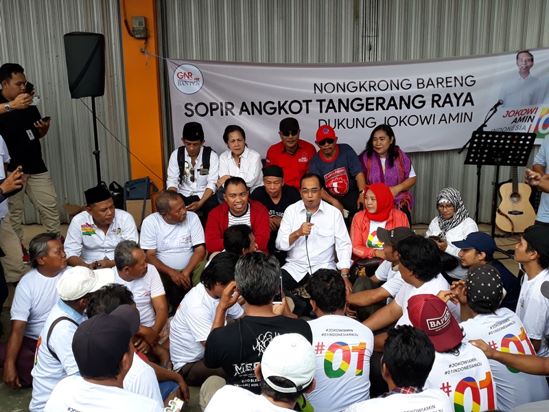 Menteri Perhubungan Budi Karya Sumadi nongkrong bareng sopir angkutan kota di Jalan HOS Cokroaminoto, Ciledug, Kota Tangerang, Banten. Sabtu, 27 Januari 2019. Medcom.id/ Hendrik Simorangkir.