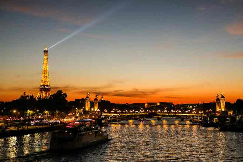 Cari Gambar Menara Eiffel Dan Bunga Sakura
