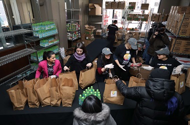 Chef AS Donasikan 11 Ribu Makanan di Tengah Shutdown
