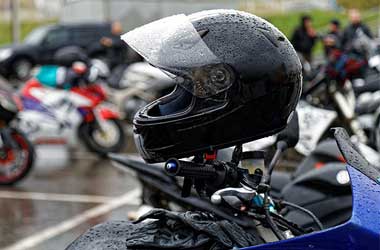 Helm Basah Bisa jadi Sarang Bakteri