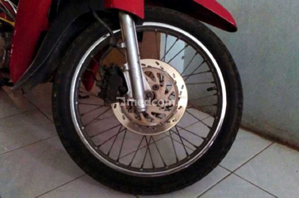 Lakukan pengecekan kampas rem sepeda motor secara berkala. Medcom.id/M. Bagus Rachmanto