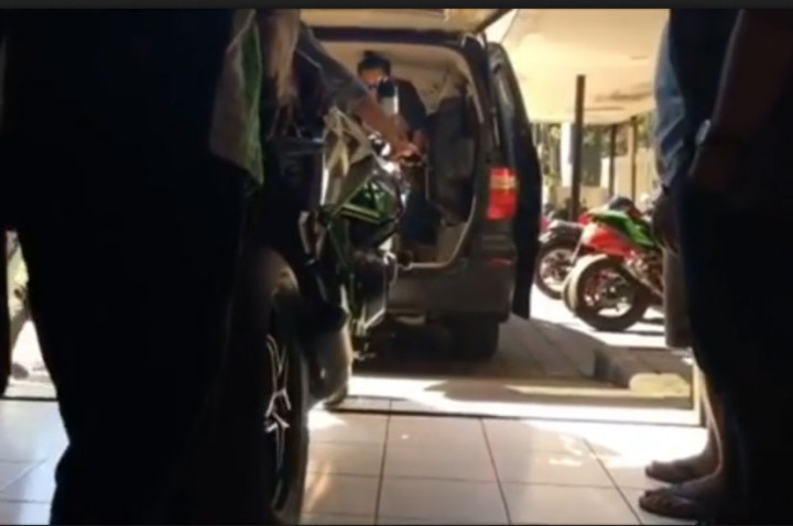 Kawasaki H2 Ini Diantar ke Konsumen pakai Toyota Alphard