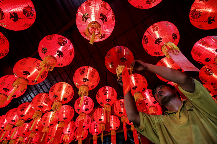 Kesibukan Warga Keturunan Tionghoa Jelang Imlek