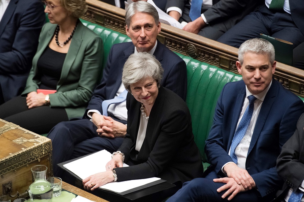 PM Theresa May (tengah) tersenyum dalam sebuah sesi di parlemen Inggris, London, 29 januari 2019. (Foto: AFP/UK Parliament/JESSICA TAYLOR)