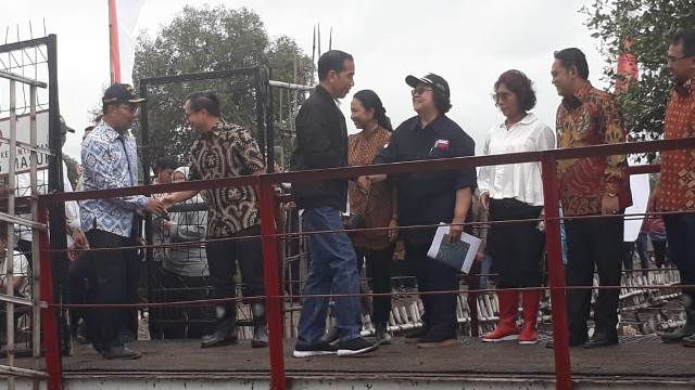 Jokowi Panen Udang Vaname di Muara Gembong