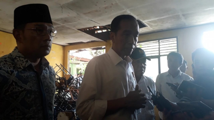Jokowi Janji Memperbaiki SMPN 1 Muara Gembong