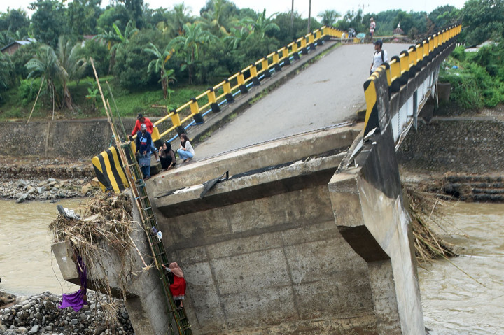 Nekatnya Warga Menyeberang Jembatan Ambruk di Gowa