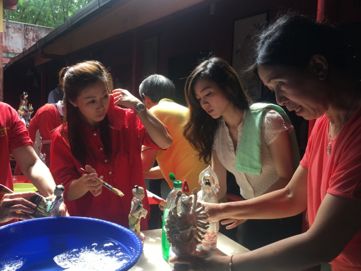 Vihara Bersih-Bersih Jelang Imlek