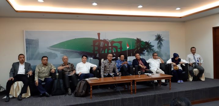 Sejumlah peneliti LIPI mendatangi Komisi VII DPR RI mengadu terkait kebijakan reorganisasi dan redistribusi satuan kerja di LIPI, Medcom.id/Whisnu Mardiansyah.