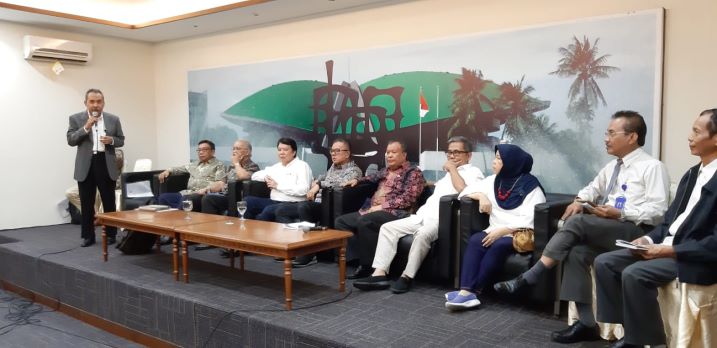Sejumlah peneliti LIPI mendatangi Komisi VII DPR RI mengadu terkait kebijakan reorganisasi dan redistribusi satuan kerja di LIPI, Medcom.id/Whisnu Mardiansyah.