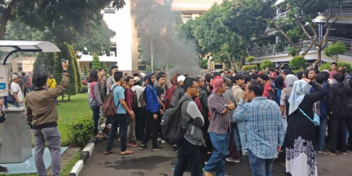 Mahasiswa dan Satpol PP Terlibat Bentrok di Puspem Tangerang