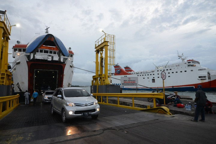 Menteri Rini Tinjau Dermaga Eksekutif Pelabuhan Merak