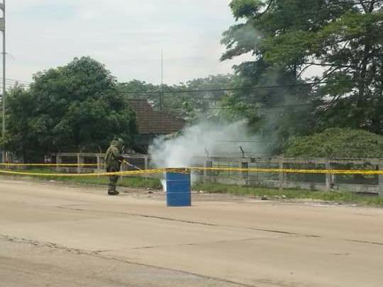 Gegana Evakuasi Kardus Berasap di Serang