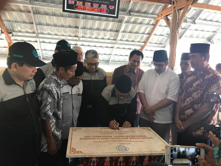 Rektor UNS Serahkan Bantuan Hunian Sementara untuk Lombok