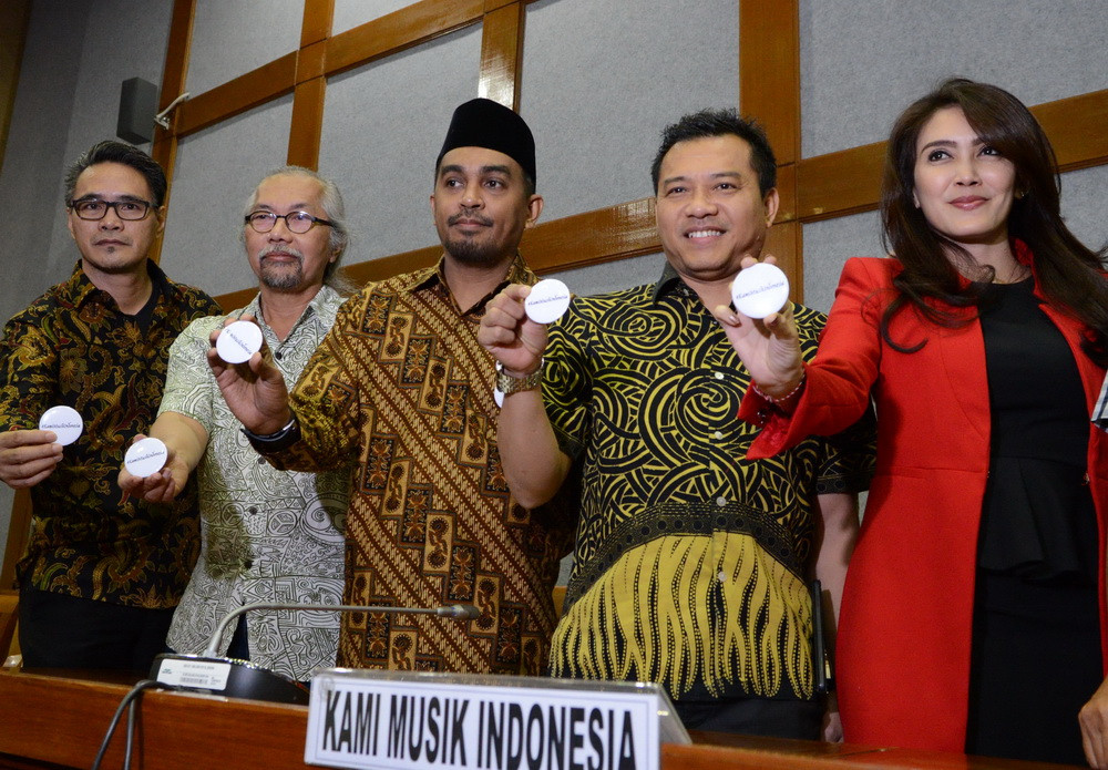 Sejumlah artis dan musisi pimpinan Glenn Fredly (tengah) yang menamakan diri Kami Musik Indonesia diterima anggota DPR yang juga mantan artis, Anang dan Rieke Diah Pitaloka. Kedatangan para artis dan musisi tersebut untuk memperjuangkan RUU Permusikan aga