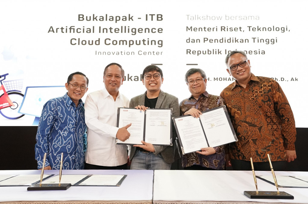 Founder dan CEO Bukalapak Achmad Zaky, Menteri Riset, Teknologi dan Pendidikan Tinggi Republik Indonesia  Prof. H. Mohamad Nasir, Ak, Ph.D, Rektor Institut Teknologi Bandung Prof. Dr. Ir. Kadarsyah Suryadi berfoto bersama.