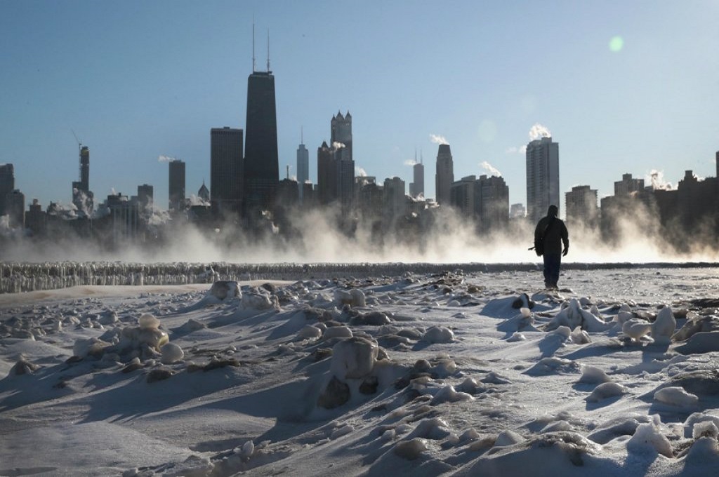 Kota Chicago membeku di tengah suhu ekstrem yang dibawa angin polar Vortex. (Foto: AFP/Getty/Scott Olson)