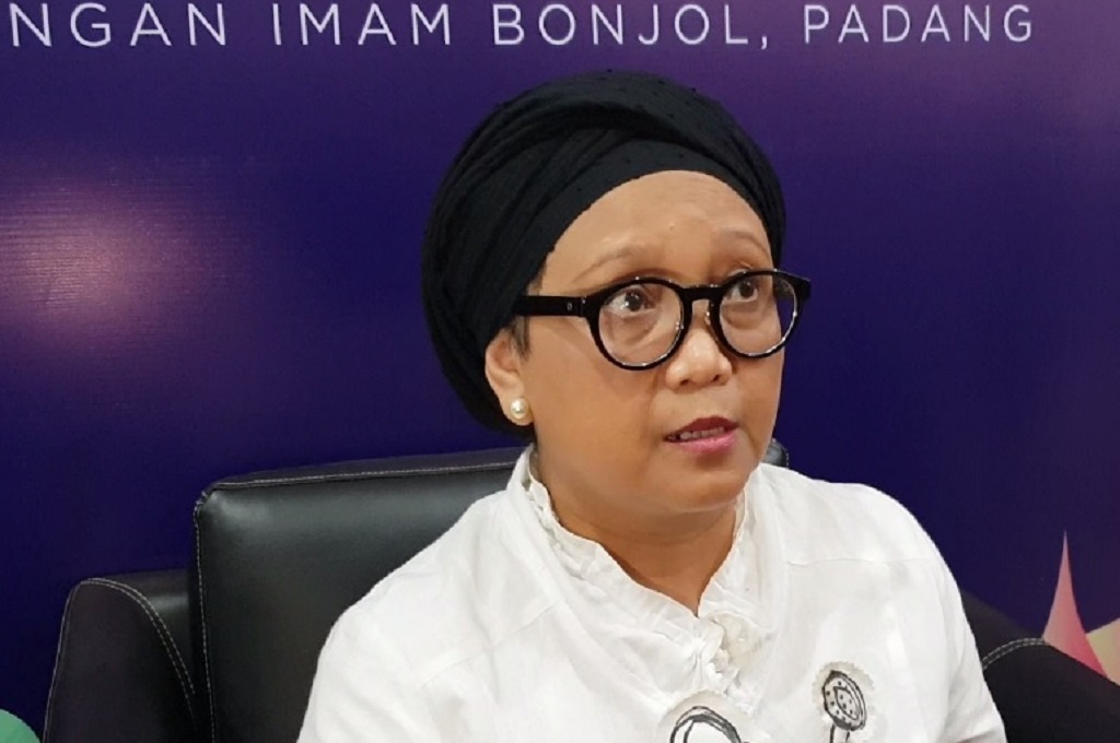 Menlu Retno Marsudi memberikan keterangan pers terkait bom di Filipina dalam acara Diplofest di Padang, Sumbar, 2 Februari 2019. (Foto: Kemenlu RI)