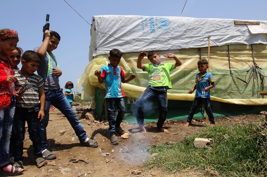 Anak-anak Suriah bermain di sebuah kamp penampungan di Zahrani, Lebanon, 17 Juli 2015. (Foto: AFP)