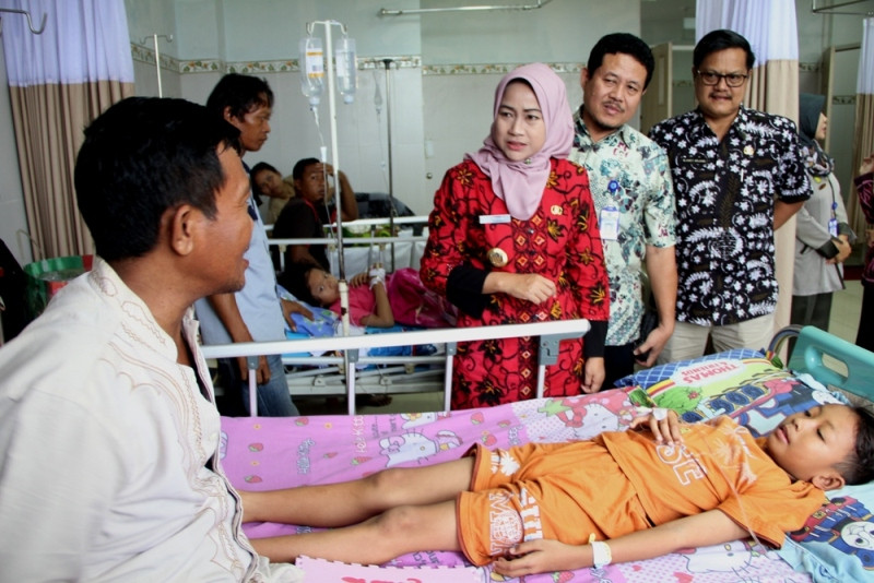 Bupati Idza Priyanti menjenguk pasien anak penderita DBD di RSUD Brebes, Jawa Tengah. (Medcom.id/Kuntoro Tayubi)