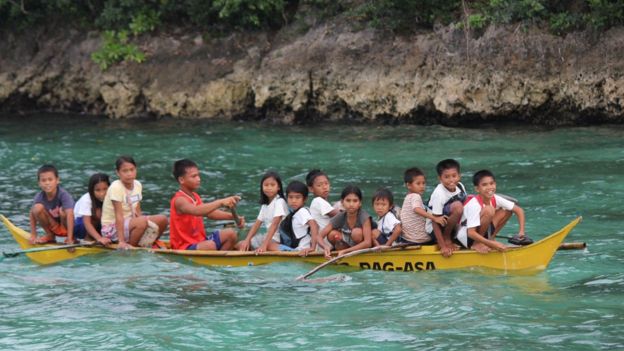 Para siswa yang harus mendayung sendiri perahu-perahu tersebut mengarungi perairan. (Foto: YELLOW BOAT OF HOPE FOUNDATION)