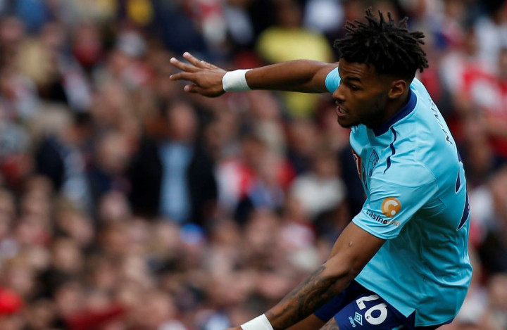 Injak Wajah Lawan, Bek Aston Villa Hanya Minta Maaf di <i>Twitter</i>