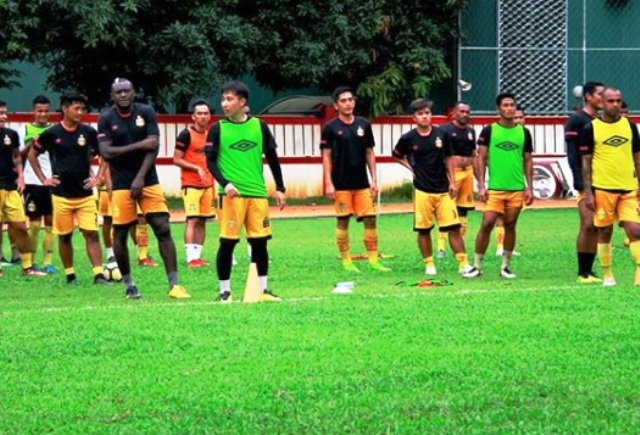 Latihan Perdana Bhayangkara FC Dipimpin Alfredo Vera