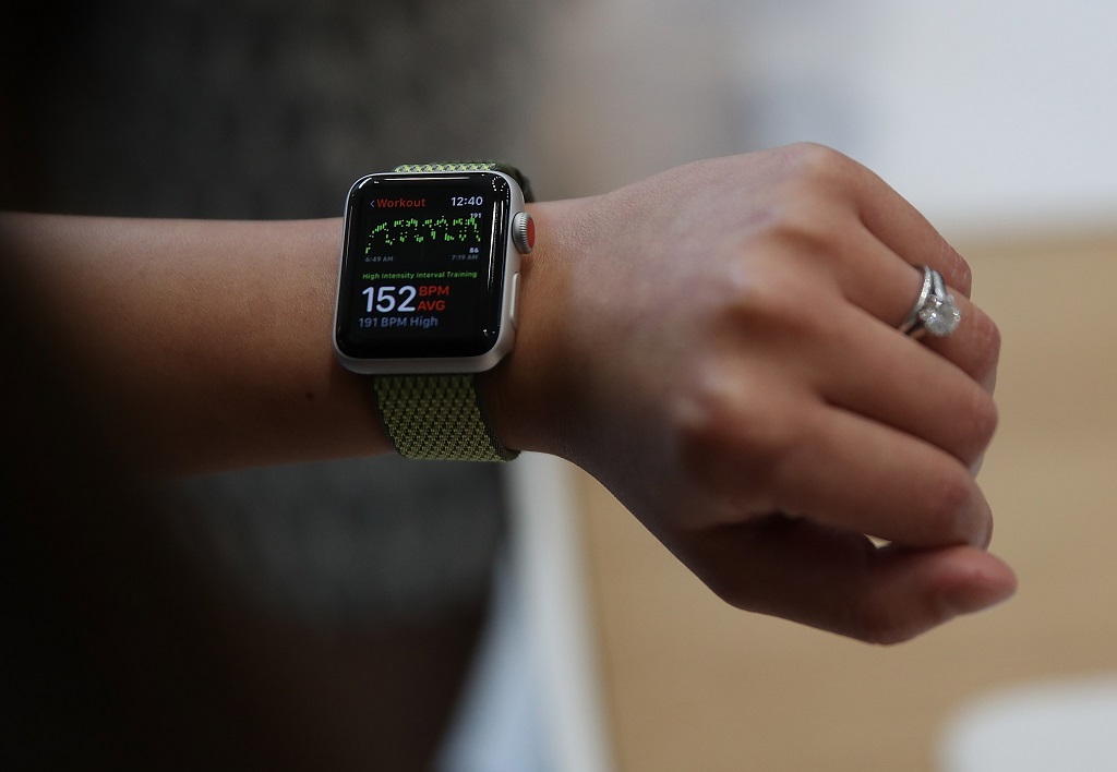 Apple Watch dilengkapi dengan fitur pendeteksi jatuh. (Justin Sullivan/Getty Images/AFP)