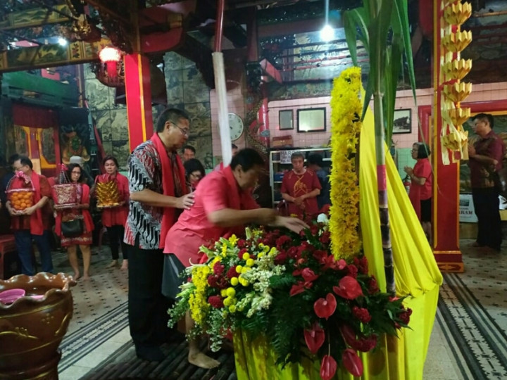 Ritual Mandikan Patung Buddha saat Malam Imlek