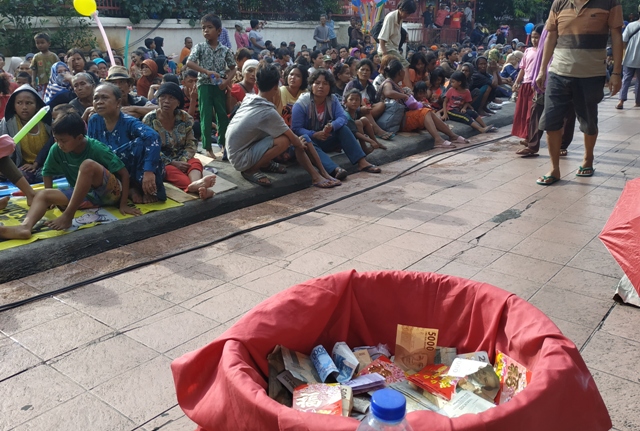Vihara Dharma Bakti Dipenuhi Ratusan Pengemis