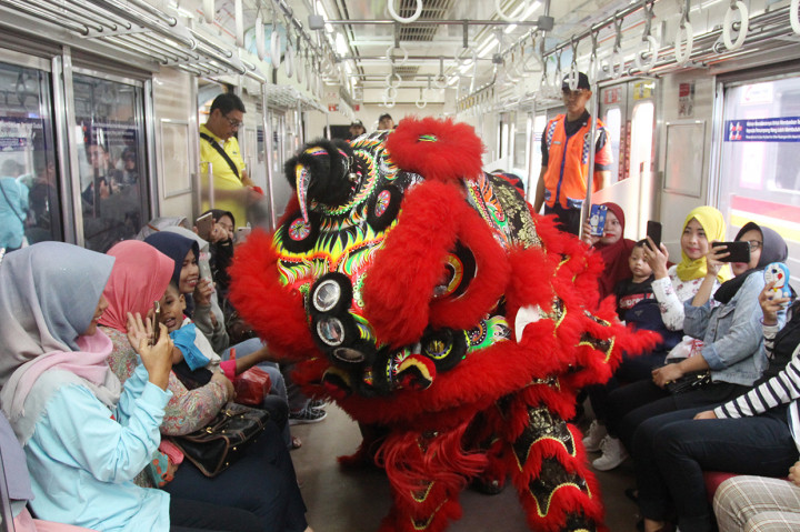 Barongsai Hibur Penumpang Commuter Line