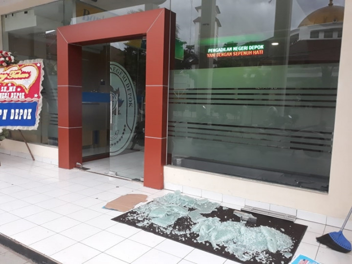 Pintu Kaca PN Depok Dilempari Batu