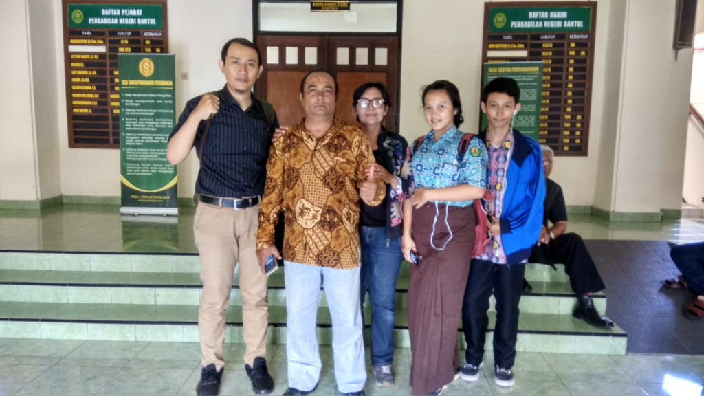 Ecky Lamoh (berbatik cokelat) di PN Bantul (Foto: LBH Yogyakarta)