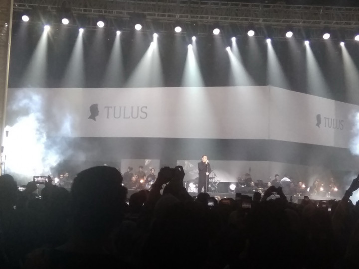Tulus Buka Konser Monokrom di Jakarta dengan Lagu Baru