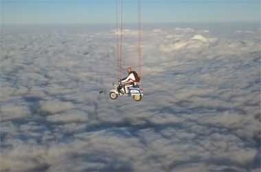 Aksi Uji Nyali, Terjun dengan Vespa Kesayangan