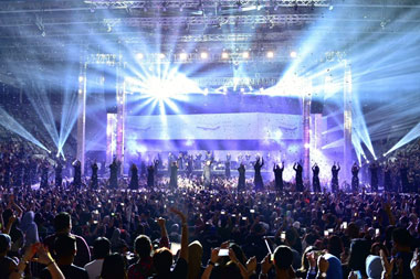 Kejutan-kejutan Manis dalam Konser Monokrom Tulus di Jakarta