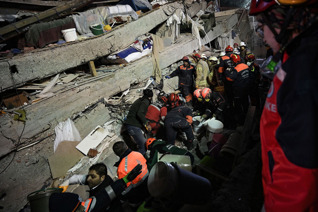 Apartemen 8 Lantai di Istanbul Roboh, 2 Orang Tewas