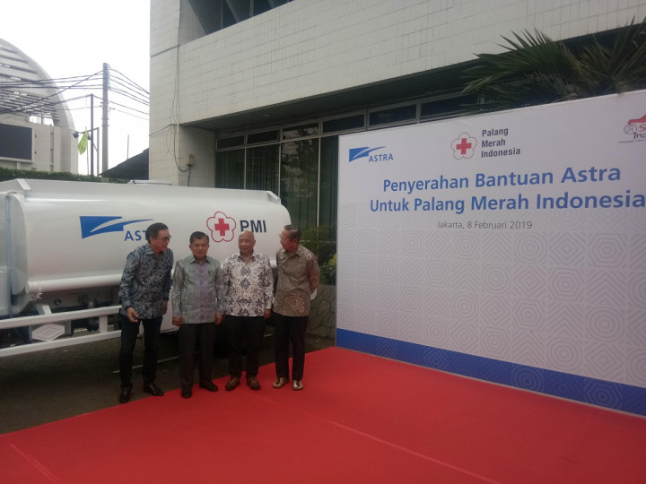 PMI Dapat Bantuan 10 Truk Tangki Air