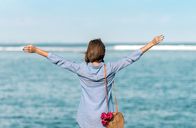 Saat bepergian, Anda masuk ke arus masuk sosialisasi yang mengharuskan Anda bertemu orang baru. Ini bisa mengurangi rasa depresi Anda. (Foto: Artem Bali/Unsplash.com)