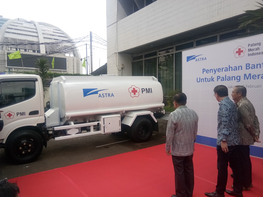 Ketua Umum PMI Jusuf Kalla menerima simbolis tangki air - Medcom.id/Achmad Zulfikar Fazli