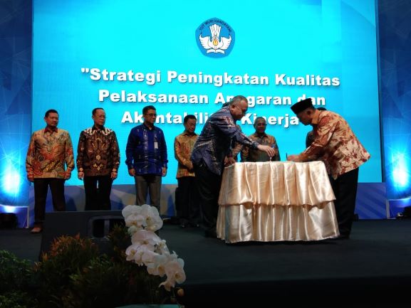 Mendikbud, Muhadjir Effendy (kanan) saat menandatangani Pakta Integritas, Kemendikbud/BKLM.