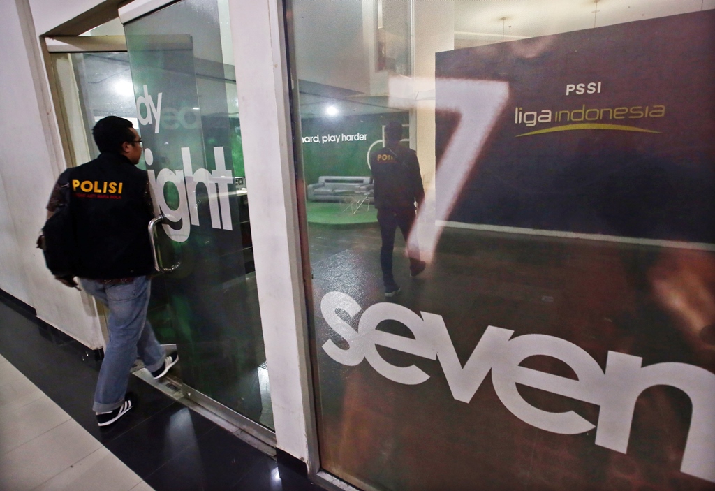 Satgas Antimafia Bola melakukan penggeledahan di kantor PT Liga Indonesia di kawasan Rasuna Said, Jakarta. (Foto: MI/Ramdani)