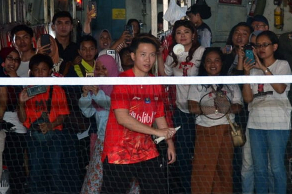 Butet Main Bulu Tangkis di Ketinggian 17.500 Kaki