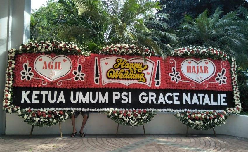 Salah satu karangan bungan ukuran jumbo kiriman Ketum PSI Grace Natalie di lokasi pernikahan Agil Said Aqil dengan Siti Hajar Sofyan.