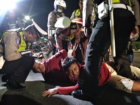 Menghindari Razia Polisi, Dua Pengendara Motor Terjatuh