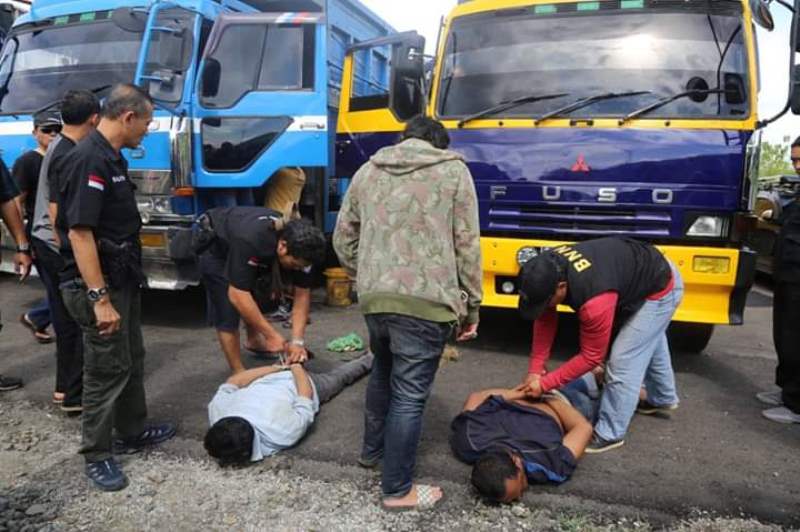 Tim gabungan Badan Narkotika Nasional (BNN), Bea Cukai dan Otoritas pelabuhan Banten, berhasil menangkap dua sopir truk yang diduga sebagai kurir narkotika jenis sabu di Pelabuhan Bandar Jaya, Bojonegara, Kabupaten Serang.
